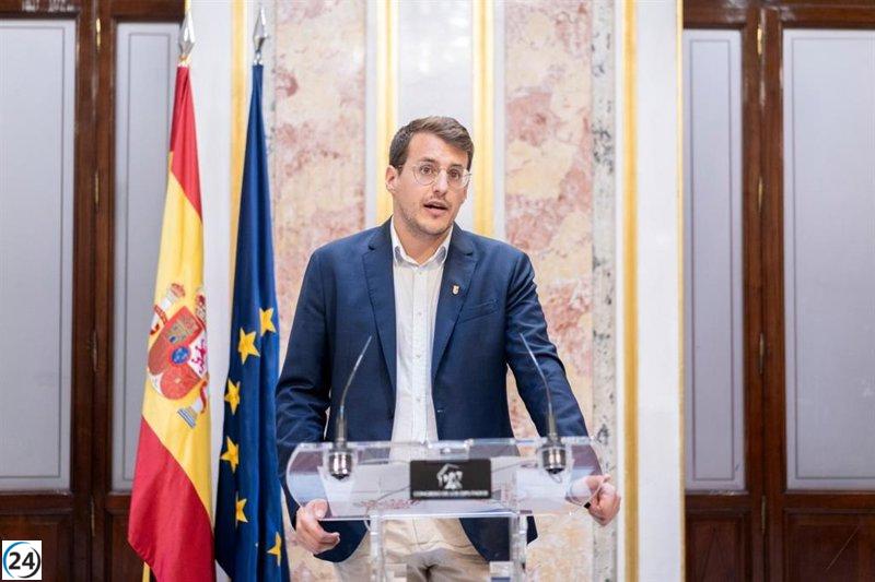 Jorge Pueyo (CHA) interroga al Ejecutivo español sobre cómo los aranceles de Trump afectan a la economía de Aragón.
