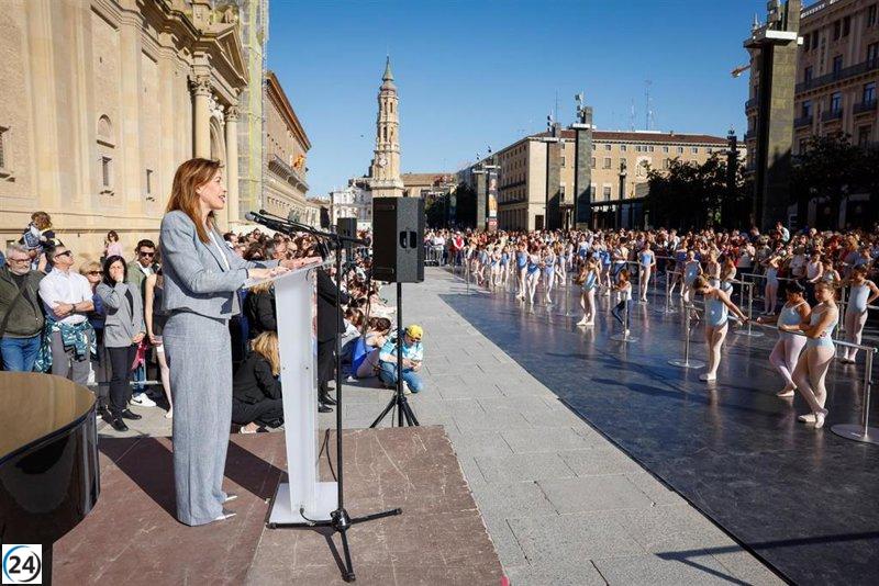 Cerca de 200 bailarines rinden homenaje al Día Internacional de la Danza en la plaza del Pilar de Zaragoza.