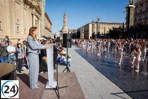 Cerca de 200 bailarines rinden homenaje al Día Internacional de la Danza en la plaza del Pilar de Zaragoza.