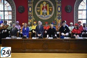 Azcón elogia a Rosa Bolea por convertirse en la primera rectora de la Universidad de Zaragoza y promete su apoyo.