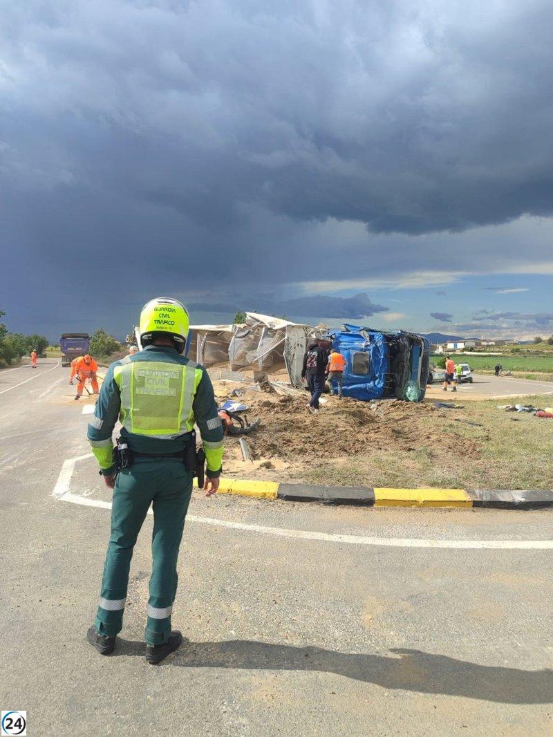 Conductor de camión sufre heridas graves tras volcar en la A-131 en Huerto, Huesca.