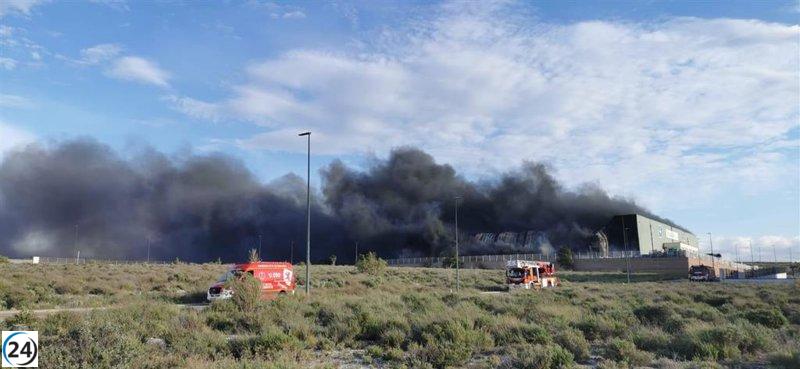 El incendio en el Parque Tecnológico de Reciclaje de Zaragoza podría prolongarse hasta la madrugada.