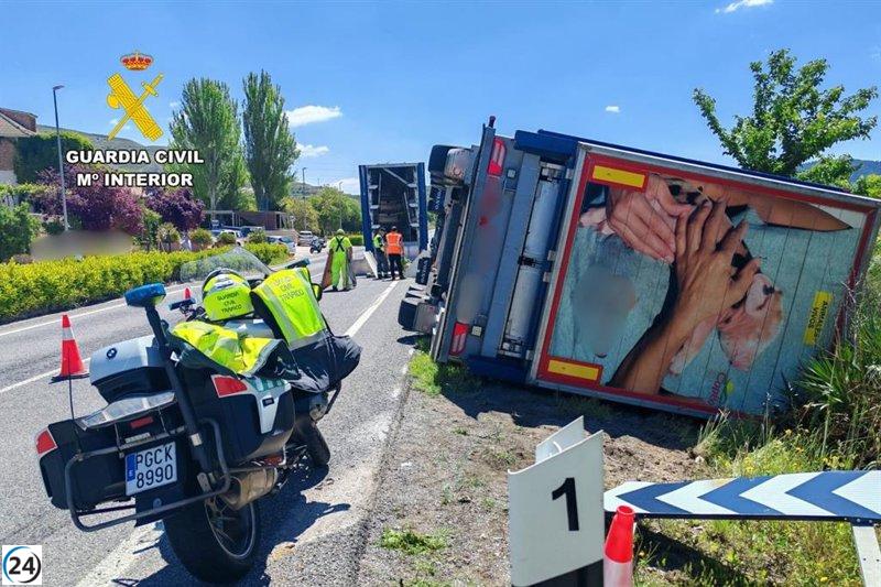 Camión con 1.200 cerdos se voltea en la N-234 en Zaragoza; conductor sale sin heridas.