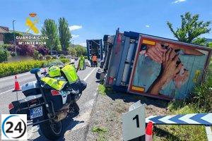 Camión con 1.200 cerdos se voltea en la N-234 en Zaragoza; conductor sale sin heridas.