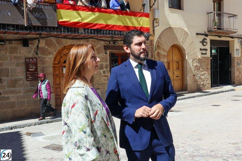 Nolasco aclara a Bermúdez de Castro que Vox no respaldará los presupuestos sin detalle y espera que Azcón intervenga.