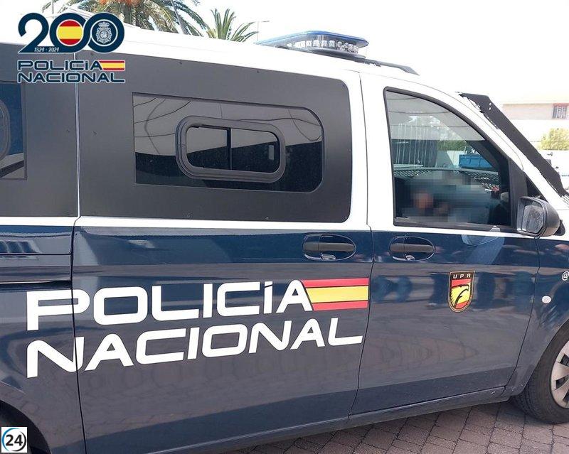 Detenidos dos hombres por amenazar con armas a la inquilina de un piso que ocupaban.