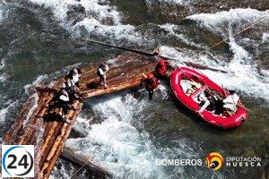 Bomberos salvan a seis nabateros atrapados en su bote en el Cinca, Aínsa.