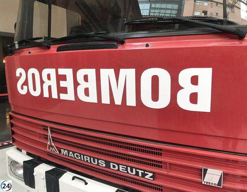 Bomberos evacúan edificio en Torrero por peligro en el techo.