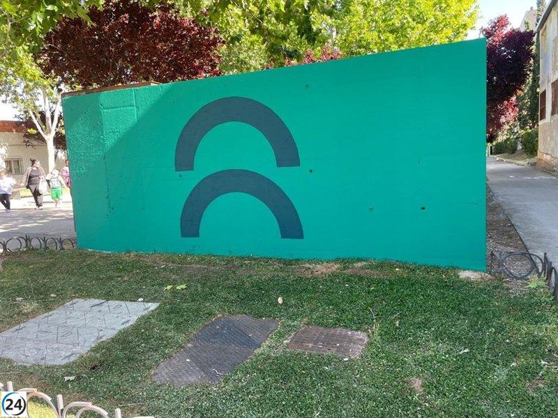 Ranera (PSOE) denuncia el retiro del mural de Babacar Seck como una rendición ante Vox, mientras Juventud asegura su restauración.