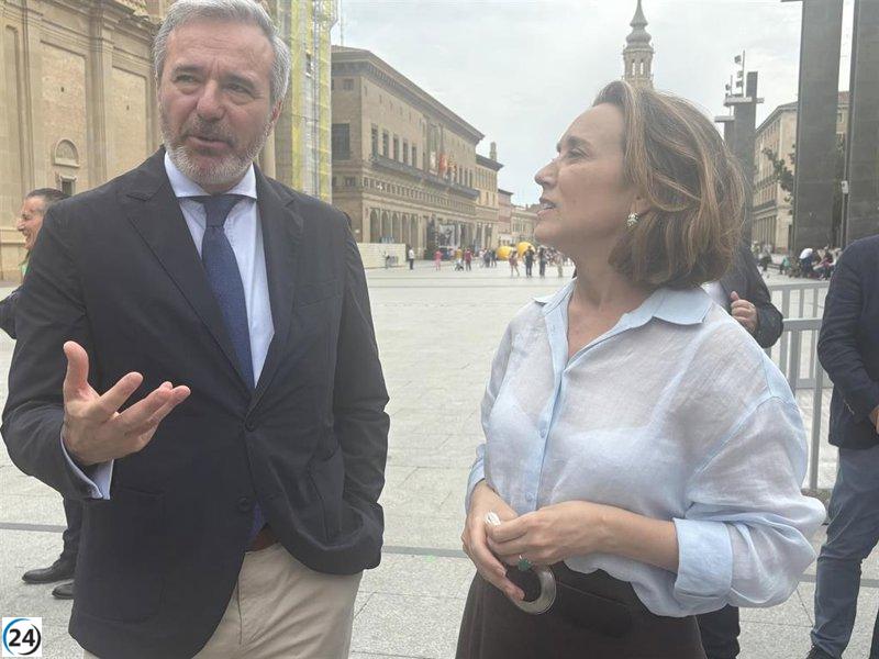 Azcón critica a Alegría del PSOE por priorizar a Sánchez sobre el interés de Aragón en Sijena.