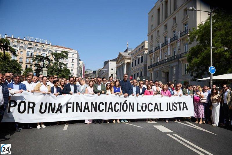 Alcaldes del PP se reúnen en el Congreso para demandar cambios en la financiación local.