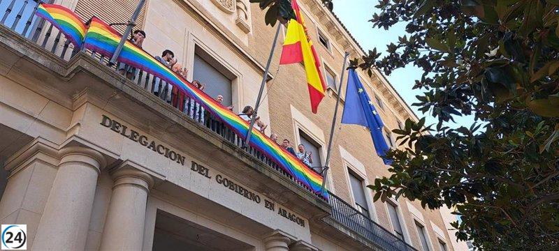 Gobierno local exhibe pancarta del Orgullo junto a líderes LGTBI.
