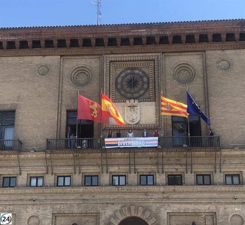 Chueca reafirma su compromiso con la diversidad durante su alcaldía al colocar pancarta emblemática.