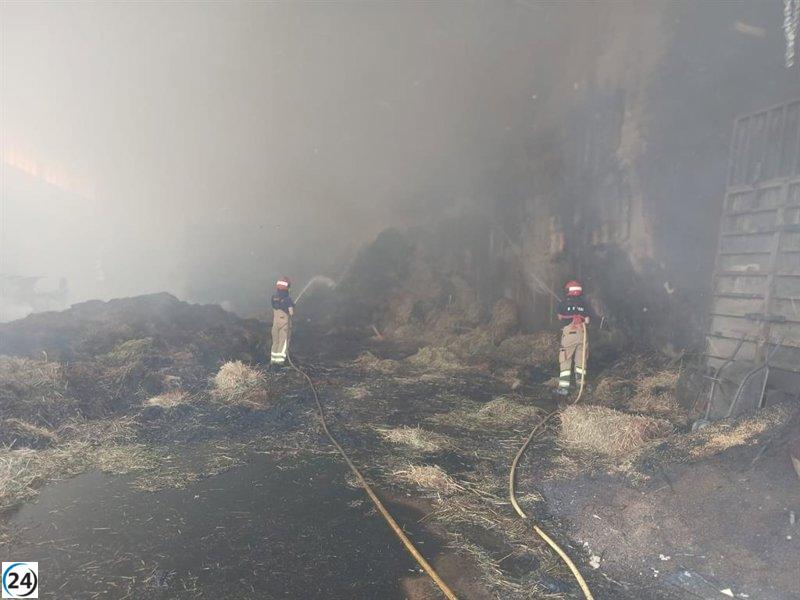 Bomberos de la DPT luchan contra incendio en nave industrial de Hinojosa de Jarque (Teruel).
