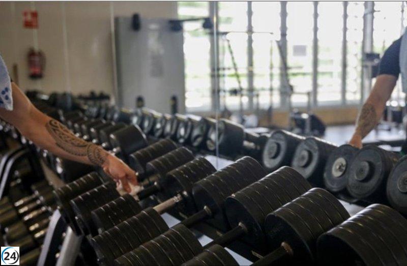 Detenida pareja que escapaba en bicicleta tras robar mancuernas en un gimnasio nocturno.