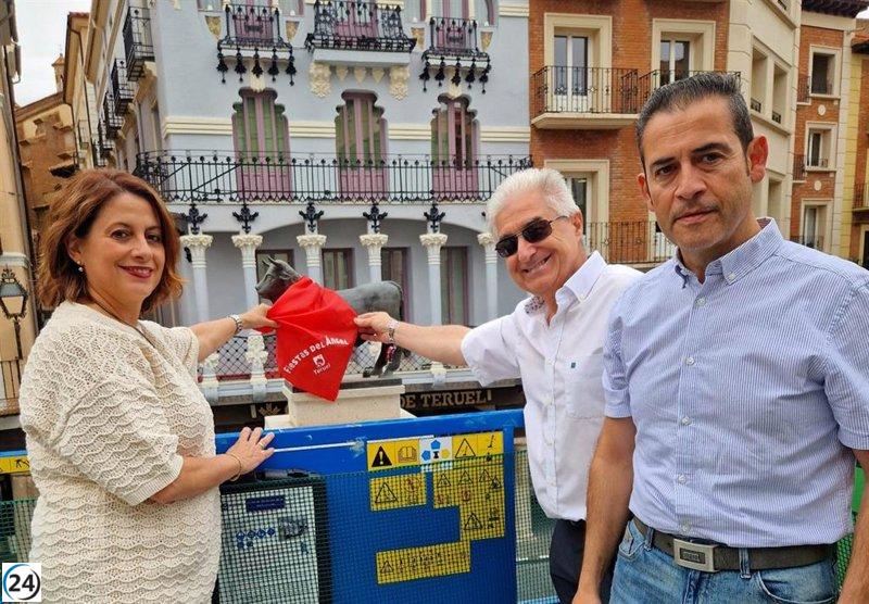 Numerosos turolenses se unen hoy para colocar pañuelos al Torico en apoyo a la AECC.