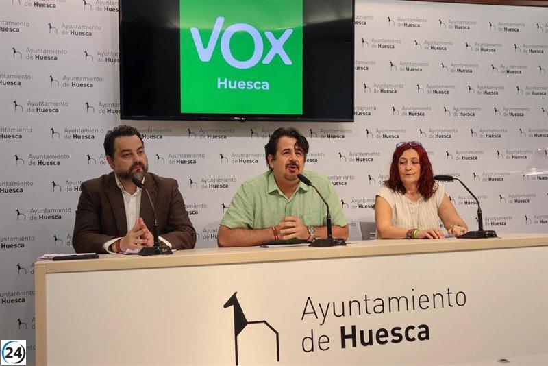 Vox amenaza con demandar al Ayuntamiento de Huesca si no recuperan los carteles sobre inmigración ilegal.