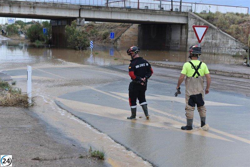 La UME refuerza su apoyo en Aragón con labores de desalojo de carreteras y control de inundaciones.