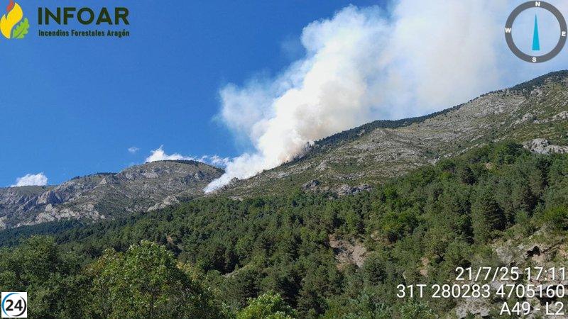 Aeronaves se movilizan para combatir incendio en Foradada del Toscar, Huesca.