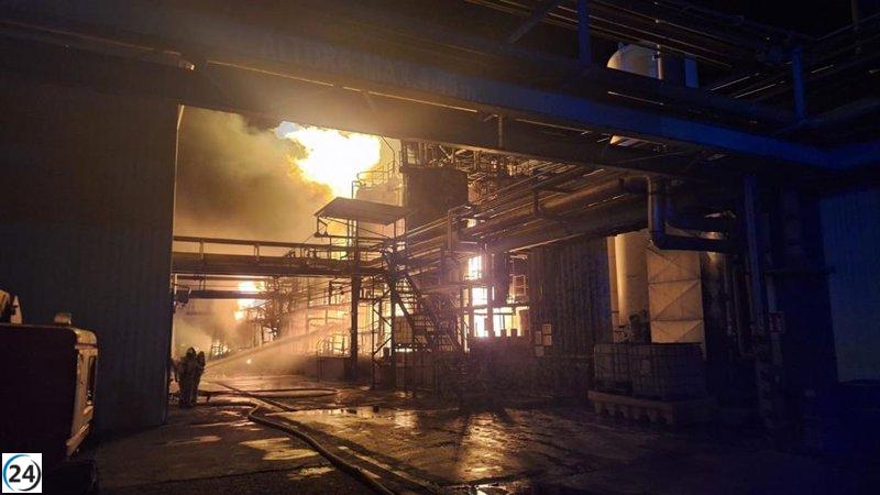 Incendio en planta química de Zuera provoca confinamiento de residentes.