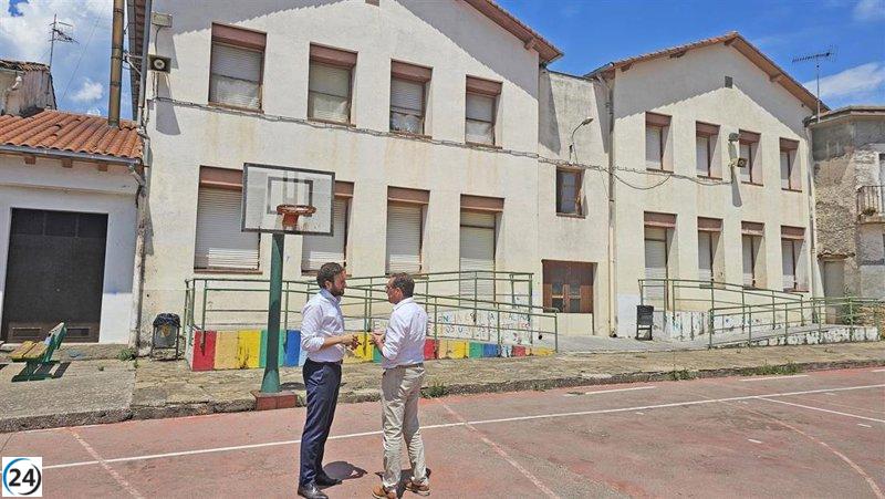 El CEIP 'Cerbín' en Campo renueva su carpintería con apoyo del Plan de Escuelas Rurales.