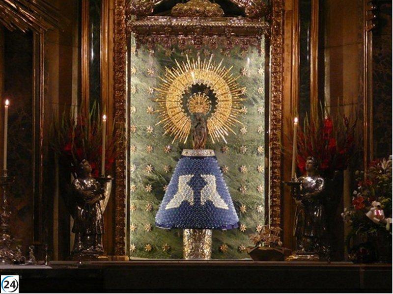 La Virgen del Pilar recibe un manto de origami en Zaragoza para conmemorar el 80 aniversario de Hiroshima.