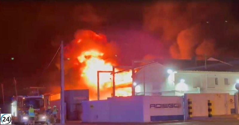 Controlado el incendio en la planta química de La Cartuja.