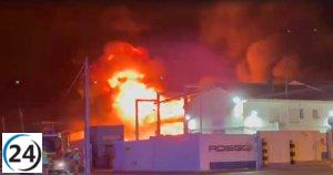 Controlado el incendio en la planta química de La Cartuja.