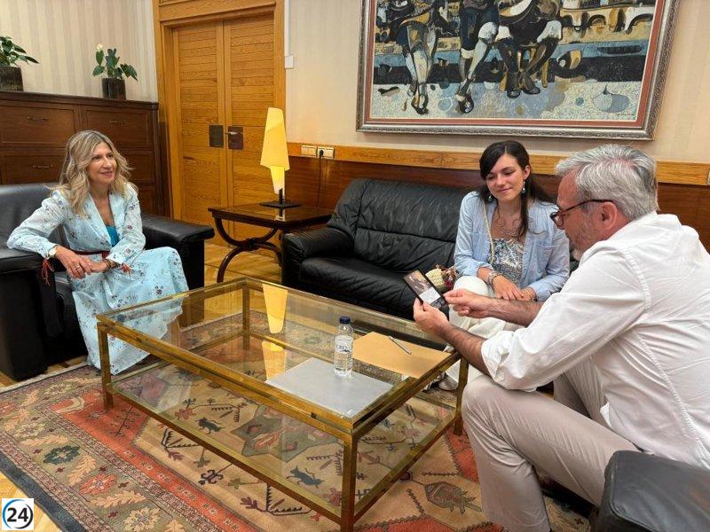 Azcón se encuentra con la bioquímica Isabel Esaín, galardonada en Cambridge por su investigación sobre el cáncer.