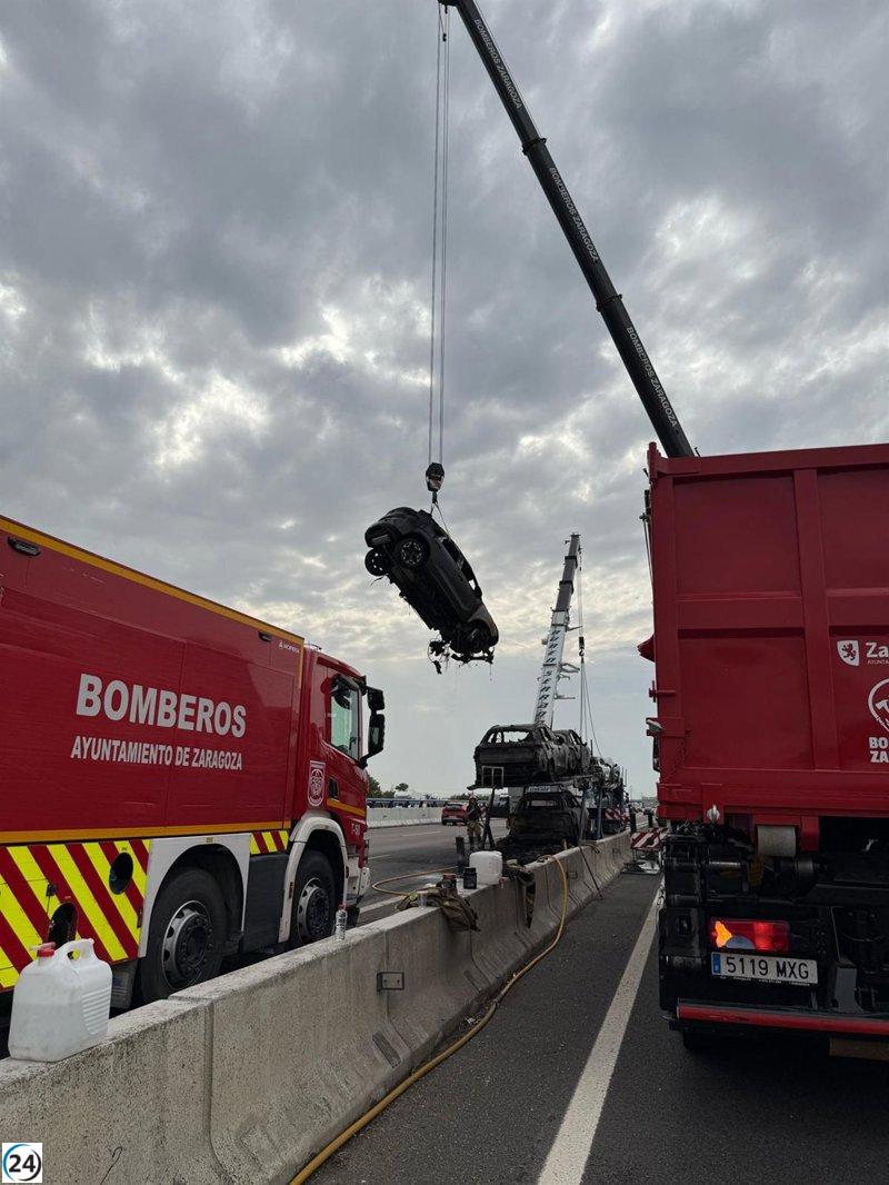 Incendio de camión de coches eléctricos en Zaragoza lleva a Bomberos a emplear nueva técnica de apagado.