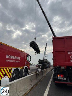 Incendio de camión de coches eléctricos en Zaragoza lleva a Bomberos a emplear nueva técnica de apagado.