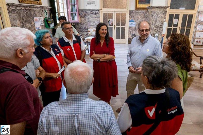 Voluntarios de Zaragoza participan en paseos diarios con los ancianos de la Casa de Amparo.