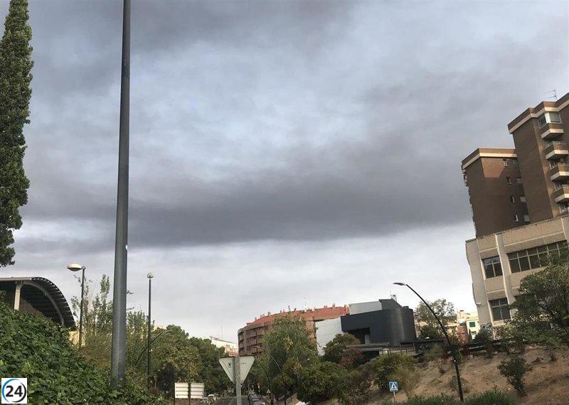 Bomberos de Zaragoza combaten incendio en almacén de neumáticos en el PTR.