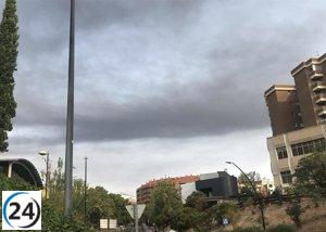 Bomberos de Zaragoza combaten incendio en almacén de neumáticos en el PTR.