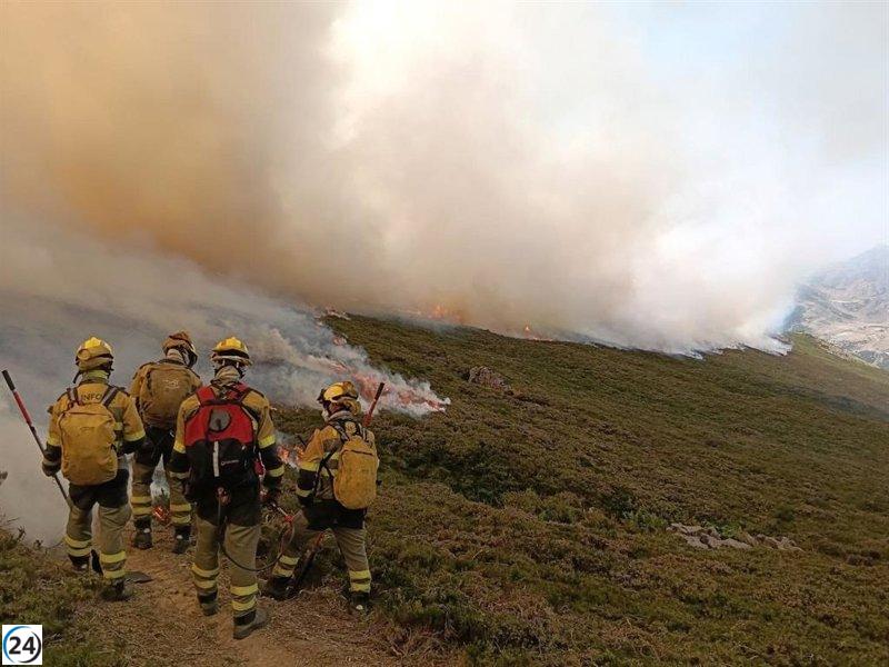 Medios aragoneses informan desde León sobre la batalla contra incendios en La Uña y Barniedo de la Reina.