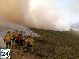 Medios aragoneses informan desde León sobre la batalla contra incendios en La Uña y Barniedo de la Reina.