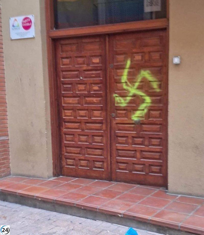 Esvástica aparece en la entrada de la sede de Somos LGTB+ en Zaragoza.