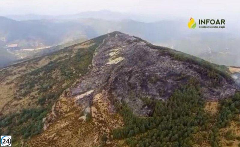 Apagan el fuego en el bosque de Aragüés del Puerto y Hecho (Huesca)