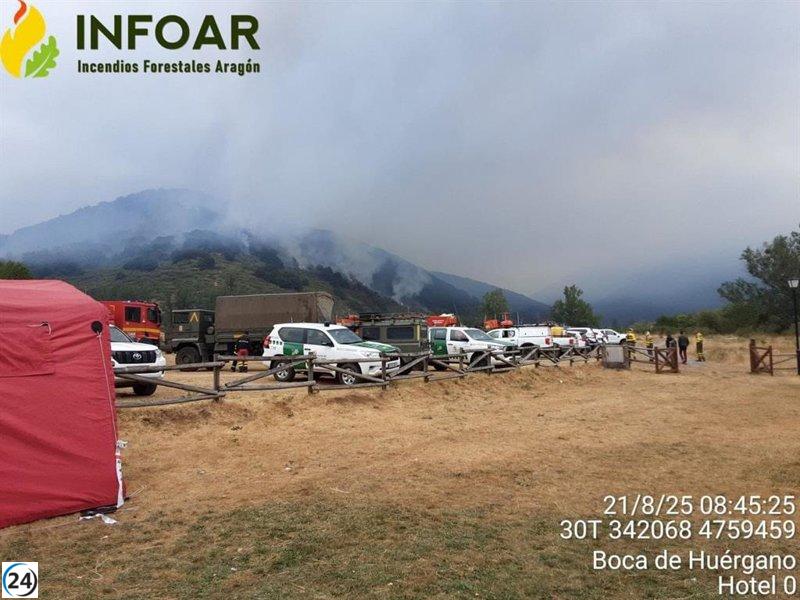 Más de 30 bomberos aragoneses permanecen en Barniedo de la Reina para combatir el incendio forestal.