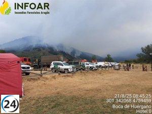 Más de 30 bomberos aragoneses permanecen en Barniedo de la Reina para combatir el incendio forestal.