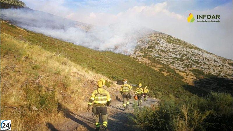 Agentes aragoneses refuerzan la seguridad en el incendio de Barniedo de la Reina.