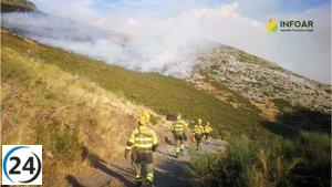Agentes aragoneses refuerzan la seguridad en el incendio de Barniedo de la Reina.