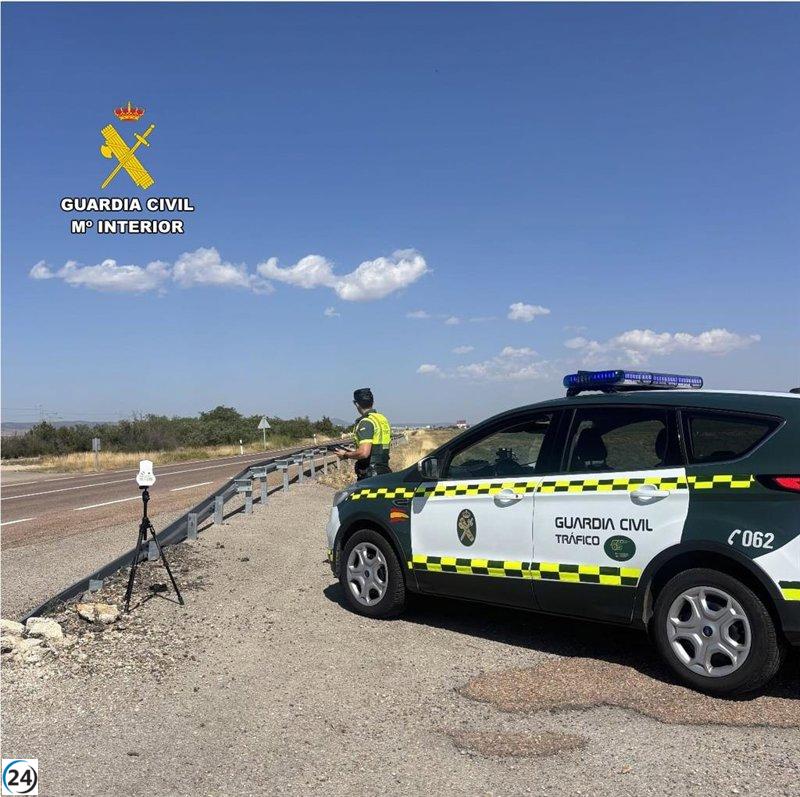Guardia Civil detiene coche que circulaba a 193 km/h en Los Olmos, Teruel.