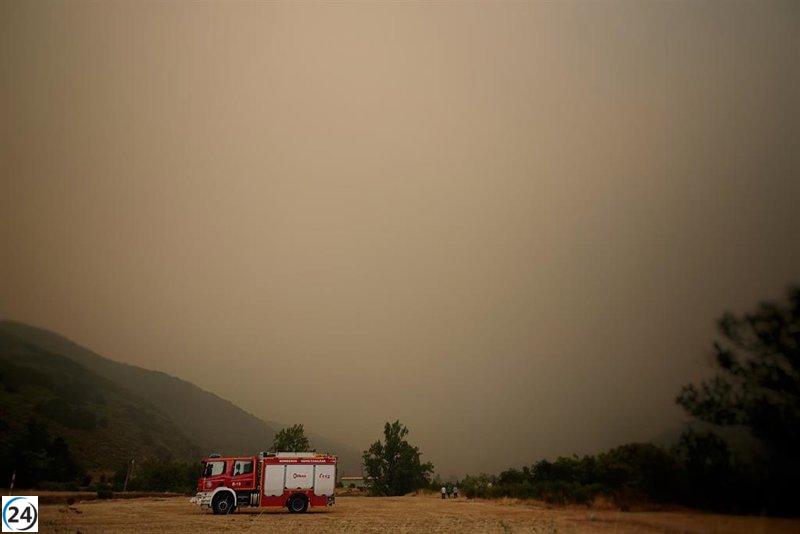 Aragón despacha otro equipo para combatir el incendio en Barniedo de la Reina (León).