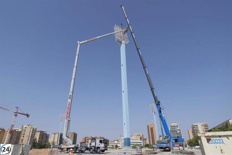 Inician labores para derribar las torres de iluminación de la vieja Romareda.