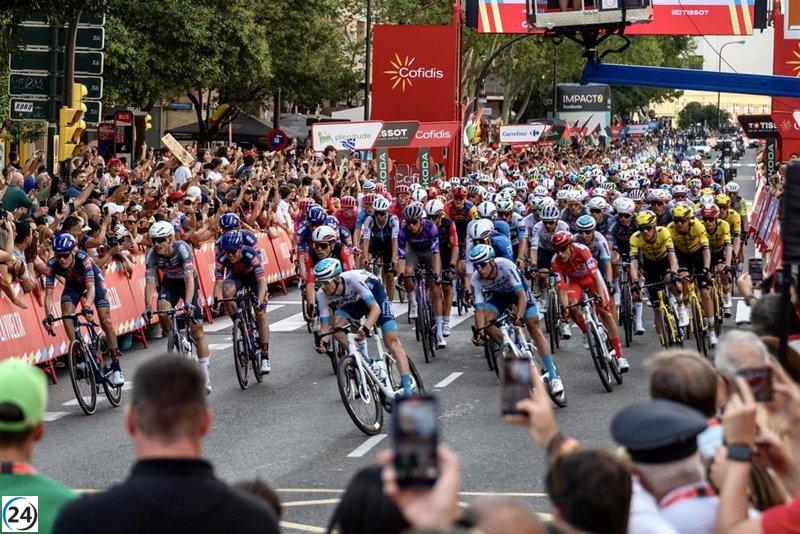 Zaragoza brilla en la llegada al sprint de la Vuelta, donde Philipsen se coronó como el más veloz.