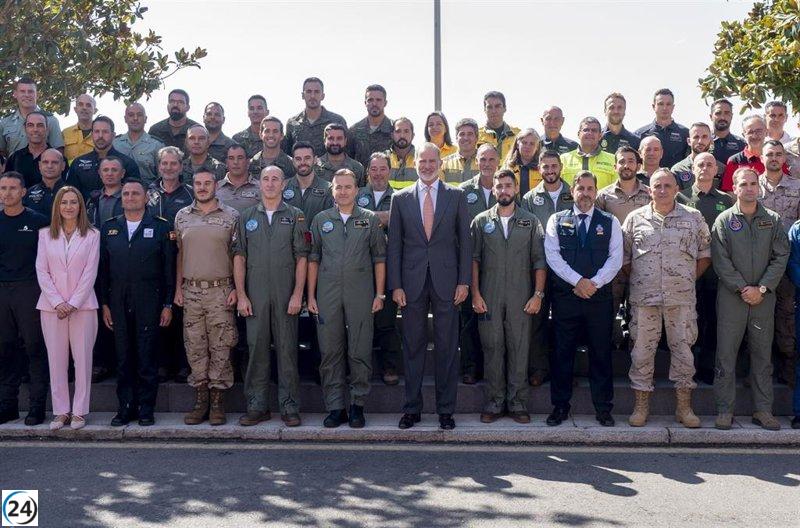 El Rey reconoce el valor de los bomberos aragoneses que lucharon contra los incendios de agosto.