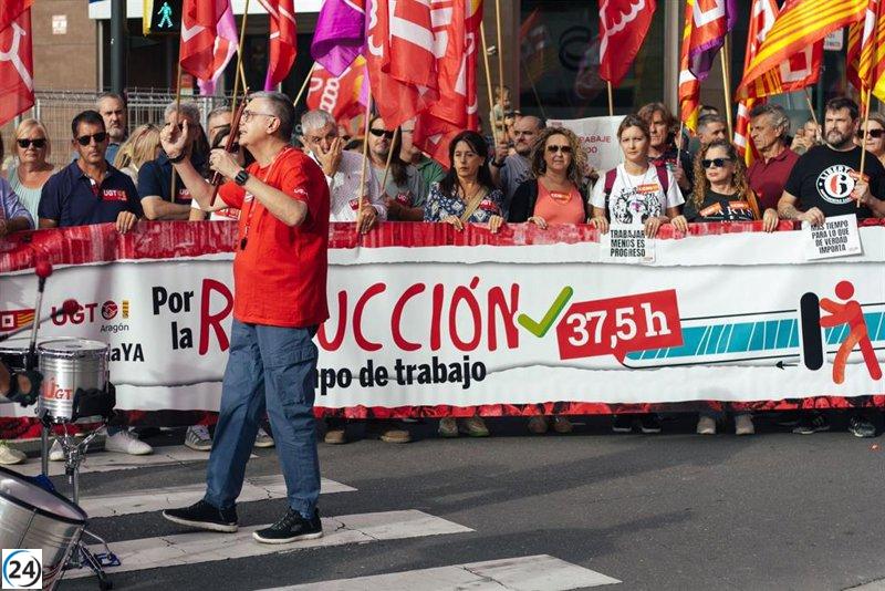 Sindicatos presionan por la discusión de la jornada laboral y amenazan con protestas ante un posible estancamiento.