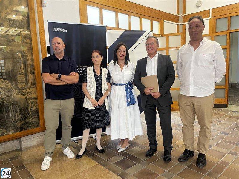 Cruz Roja y Gobierno de Aragón destacan la diversidad de la soledad no buscada en la exposición 'Un momento a solas'.