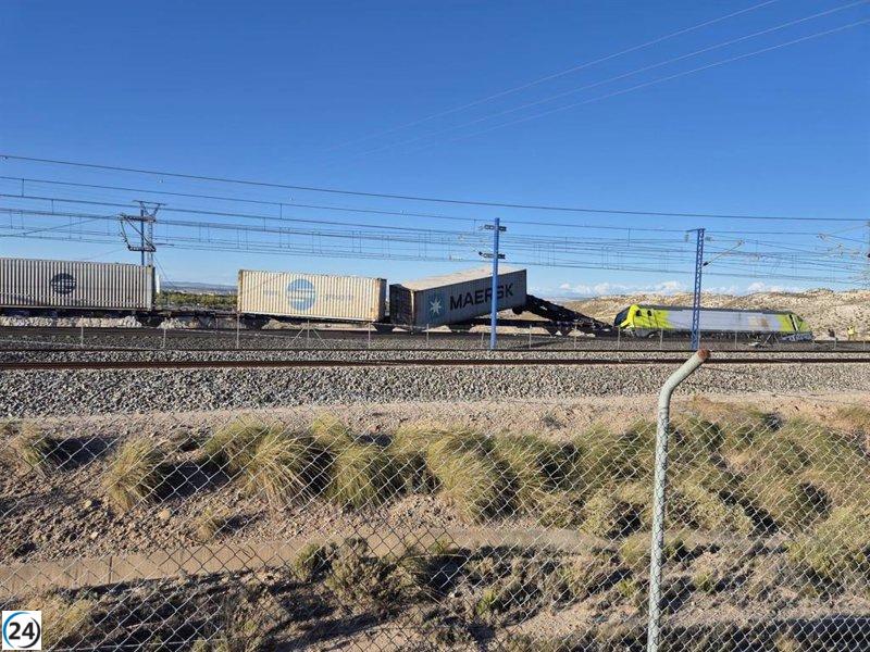 Maquinista gravemente herido tras el descarrilamiento de un tren en Zaragoza.